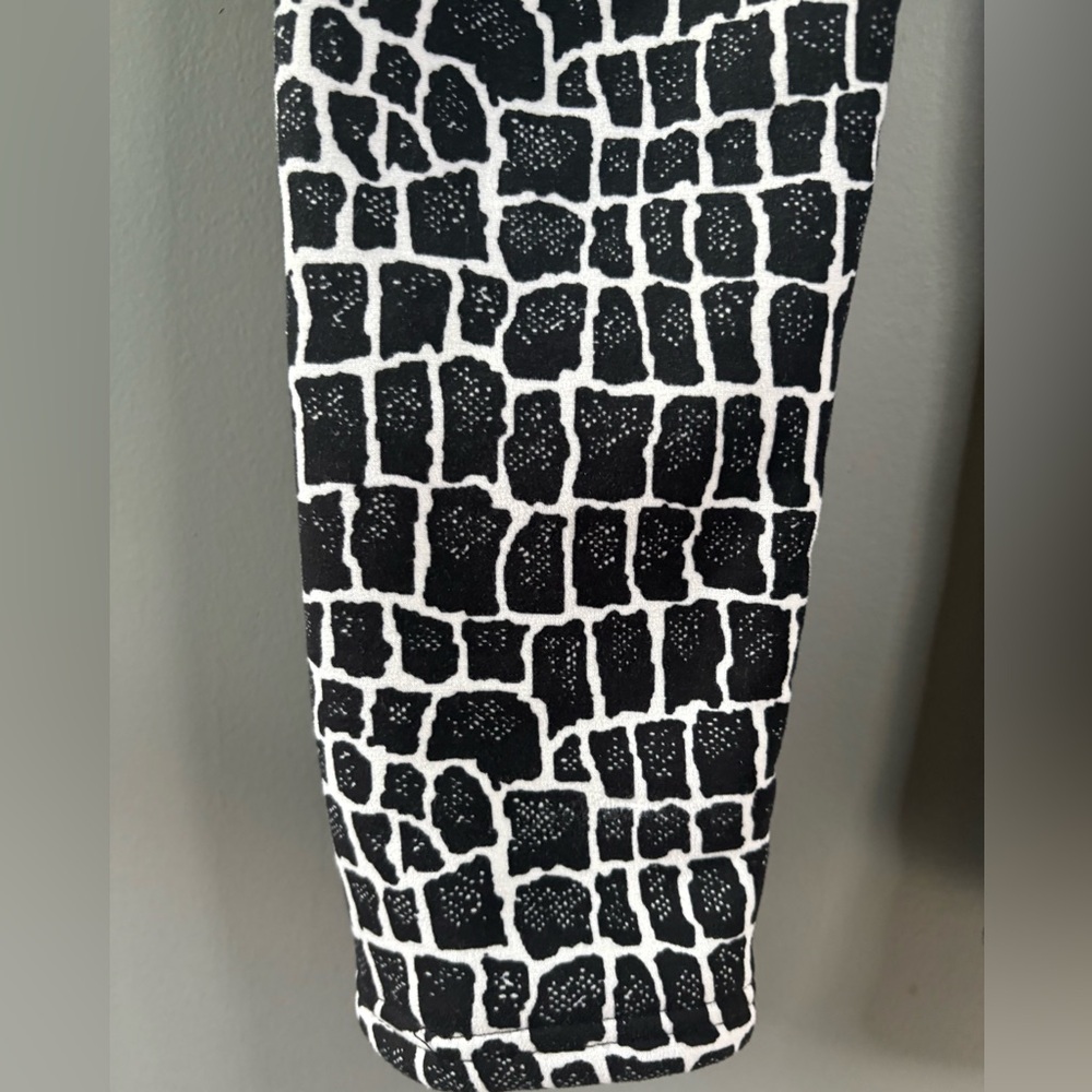 Just Cozy, Size M/L, Black and white alligator print, fleece lined warm leggings - Picture 2 of 7